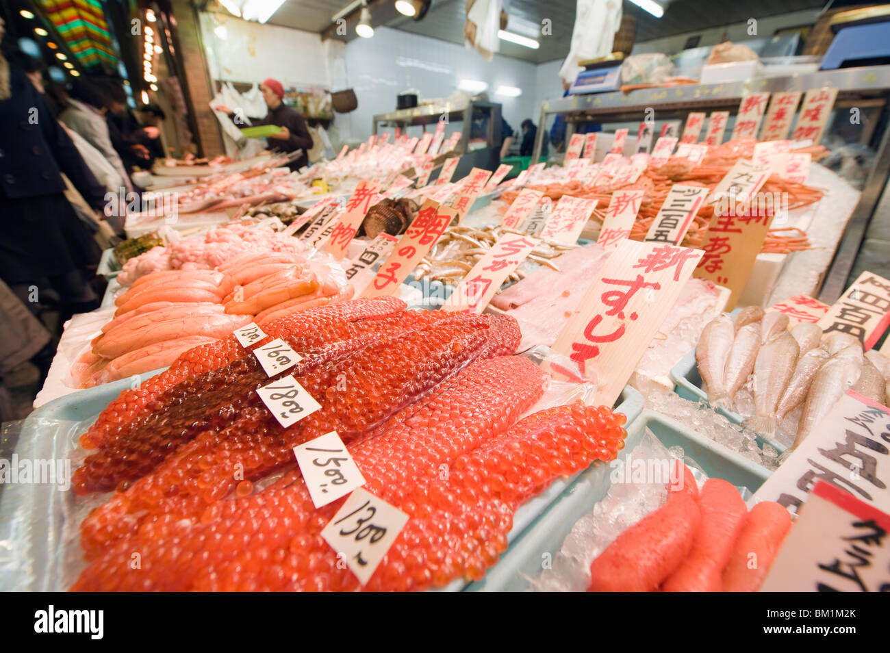 Sushi di salmone roe al Nishiki mercato alimentare, Kyoto, Giappone, Asia Foto Stock
