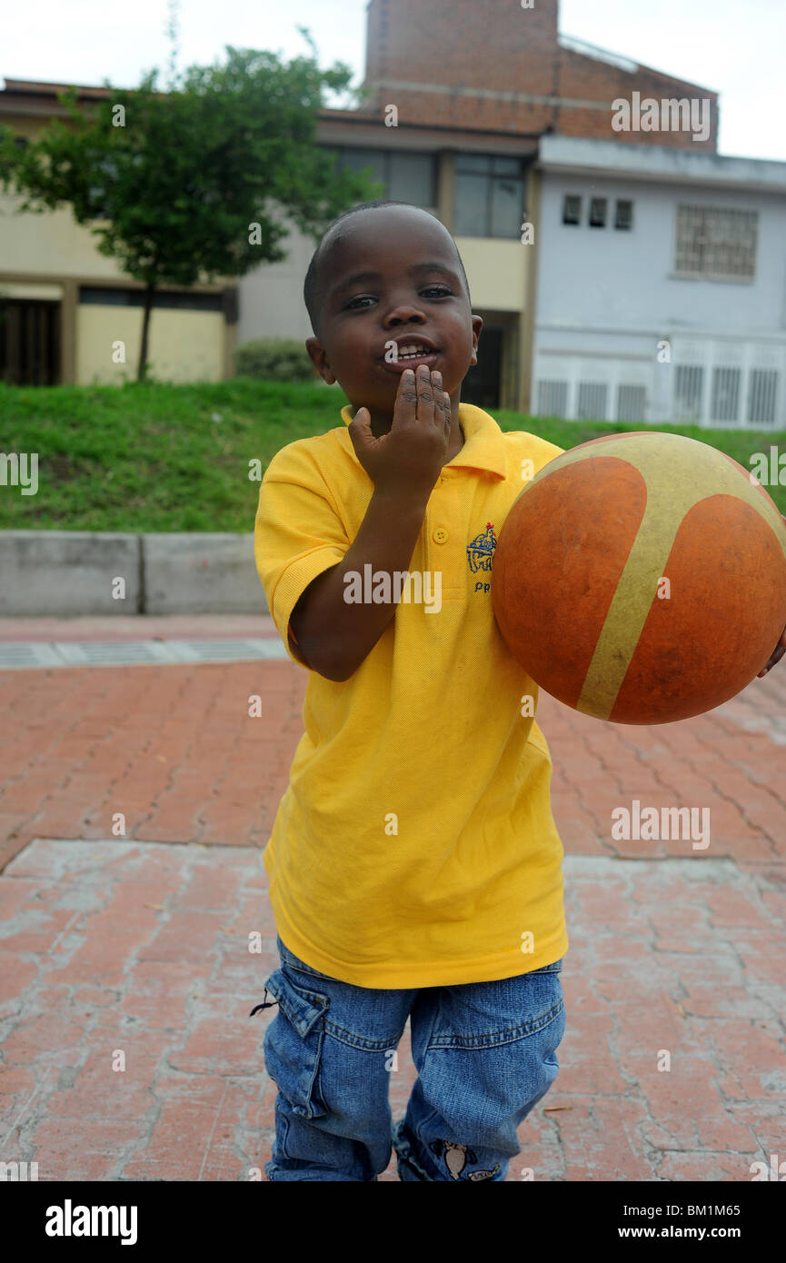 Ragazzo di 3 anni nel parco con grande palla di Medellin. Foto Stock