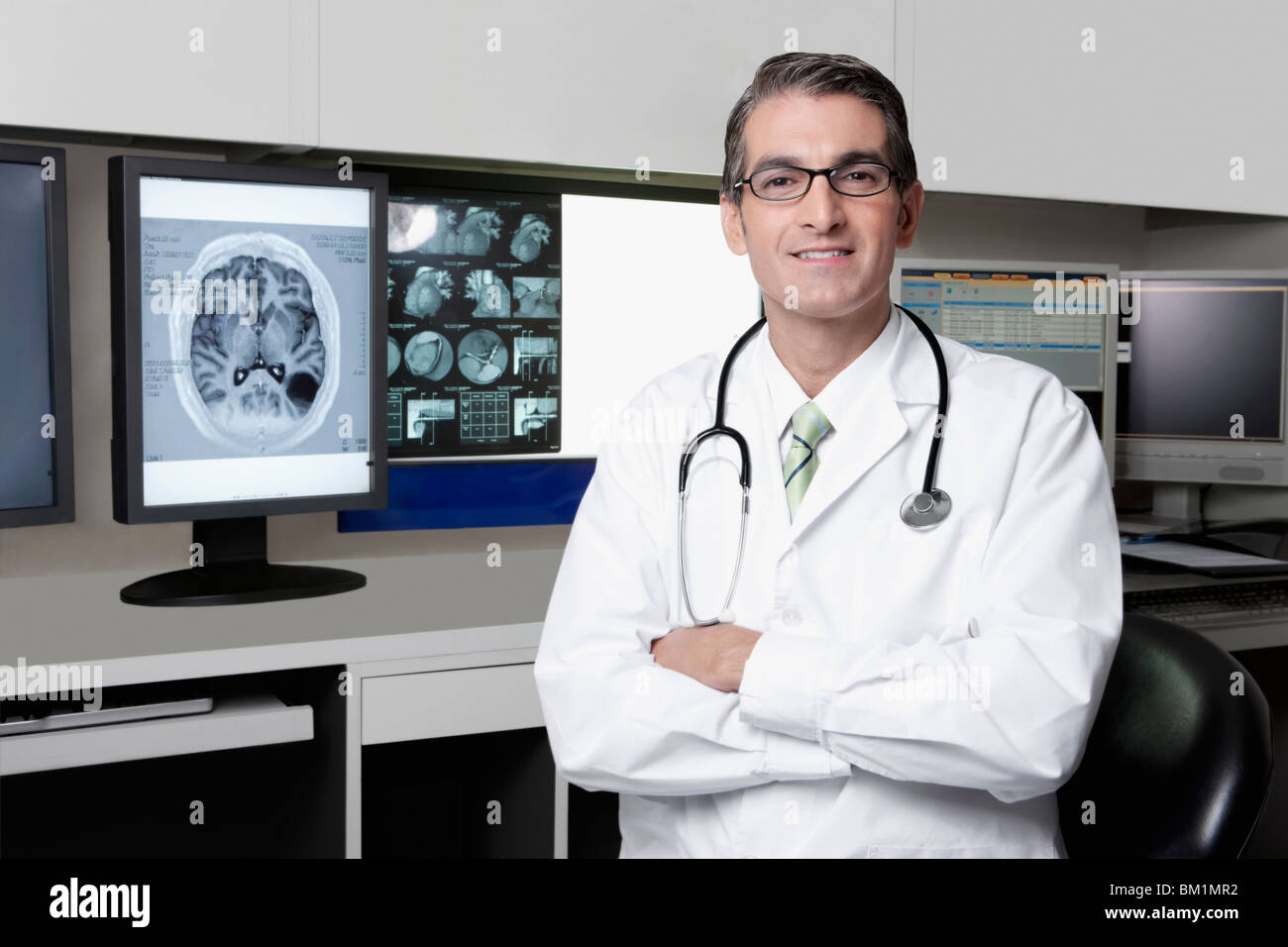 Ritratto di un medico con il report di MRI Foto Stock