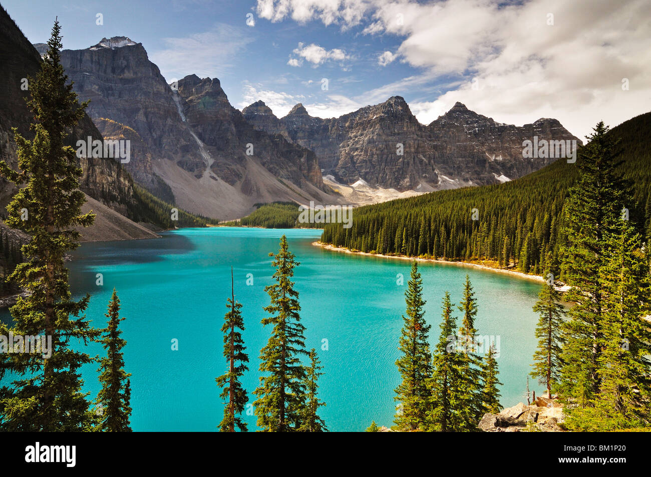 Il Moraine Lake, il Parco Nazionale di Banff, Sito Patrimonio Mondiale dell'UNESCO, montagne rocciose, Alberta, Canada, America del Nord Foto Stock