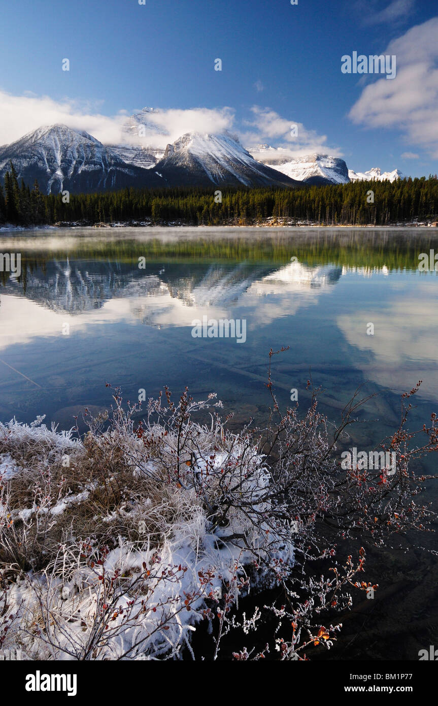 Herbert Lago e gamma di prua, il Parco Nazionale di Banff, Sito Patrimonio Mondiale dell'UNESCO, montagne rocciose, Alberta, Canada, America del Nord Foto Stock