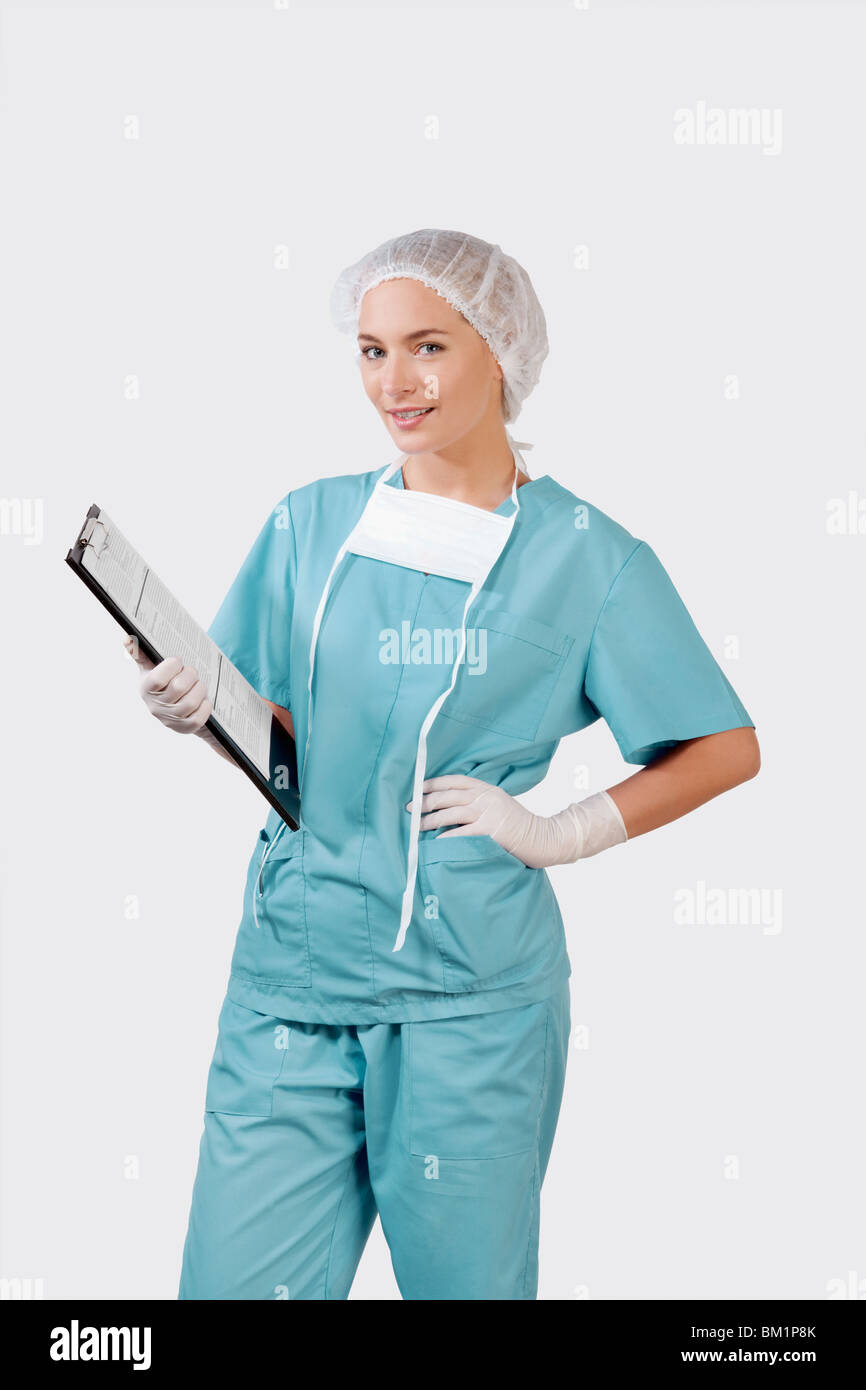 Chirurgo femmina tenendo un clipboard Foto Stock