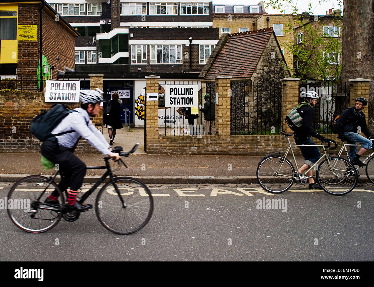 I ciclisti al di fuori di un seggio il giorno delle elezioni 2010 a Camberwell a sud-est di Londra Foto Stock