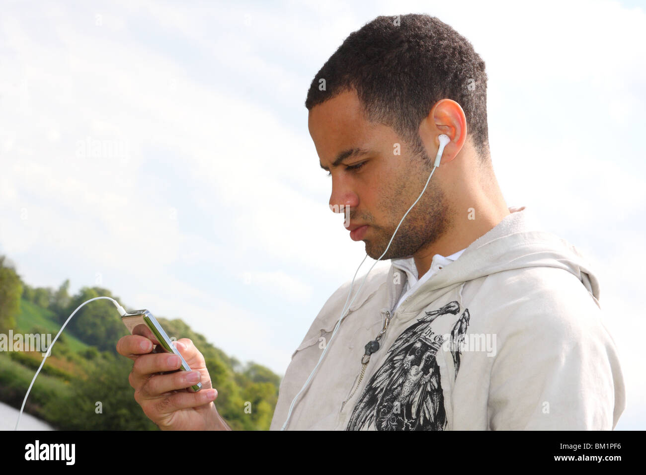 Calciatore professionista ben Fairclough ascoltando la musica su un lettore MP3 IPOD. Foto Stock