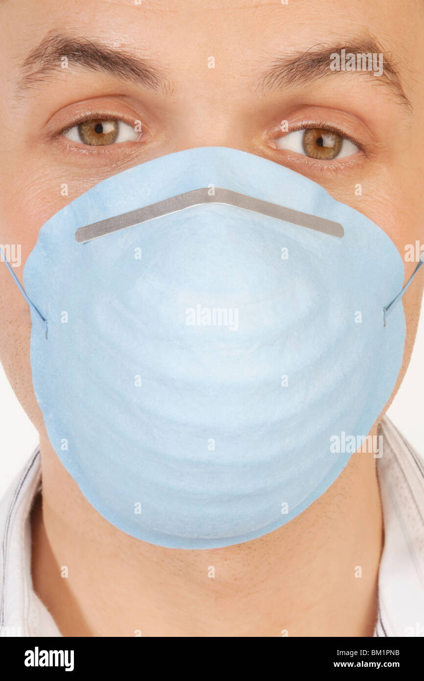 Ritratto di un uomo che indossa una maschera di influenza Foto Stock