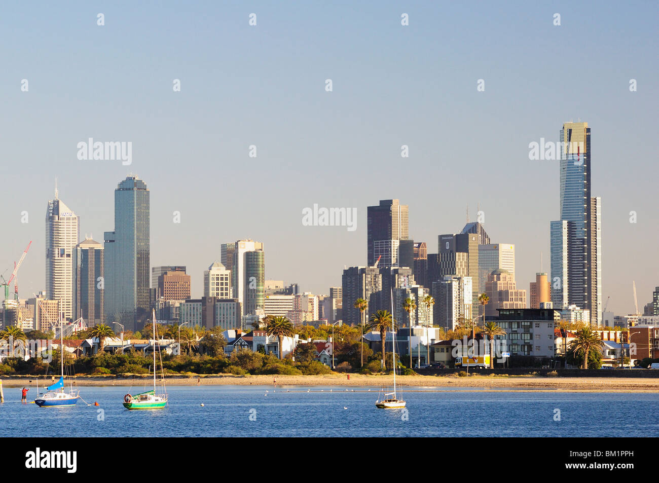 Lo skyline di Melbourne, visto da St. Kilda, Melbourne, Victoria, Australia Pacific Foto Stock