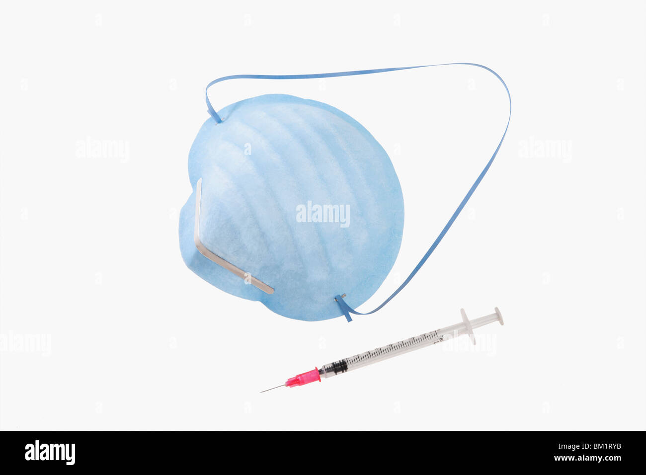 Close-up di una siringa e una influenza suina mask Foto Stock