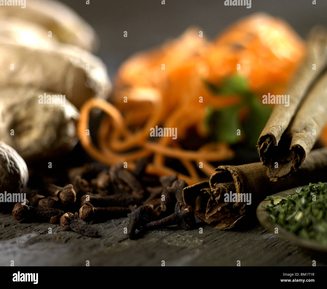 I chiodi di garofano cannella zenzero carota ed erbe aromatiche Foto Stock