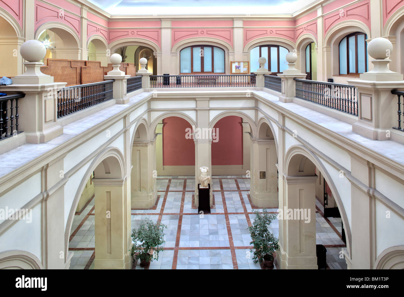 Il cortile ex Real Fabbrica di Tabacco (ora università), Siviglia, Spagna Foto Stock