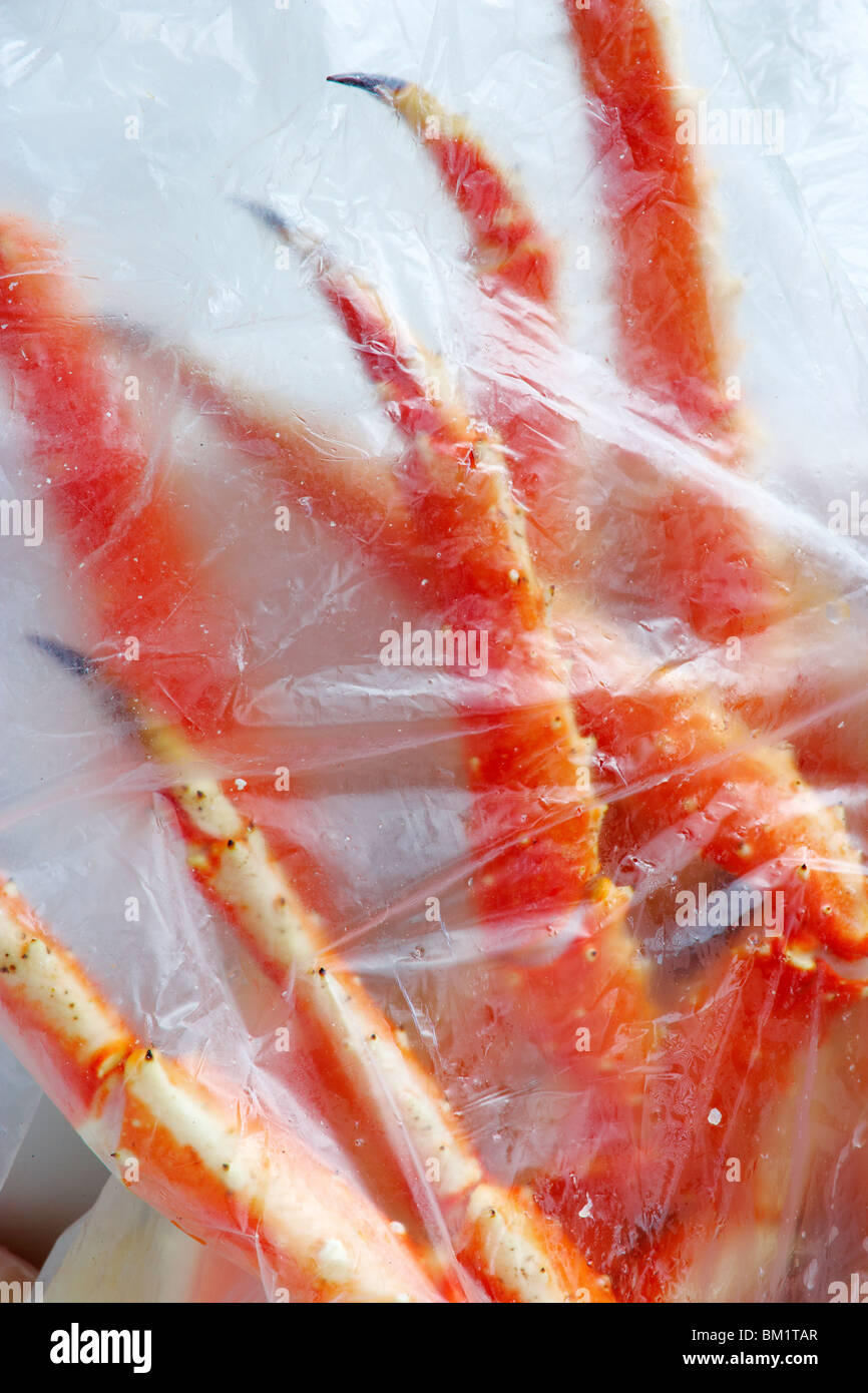 Cucinato King crab gambe wraped in plastica Foto Stock