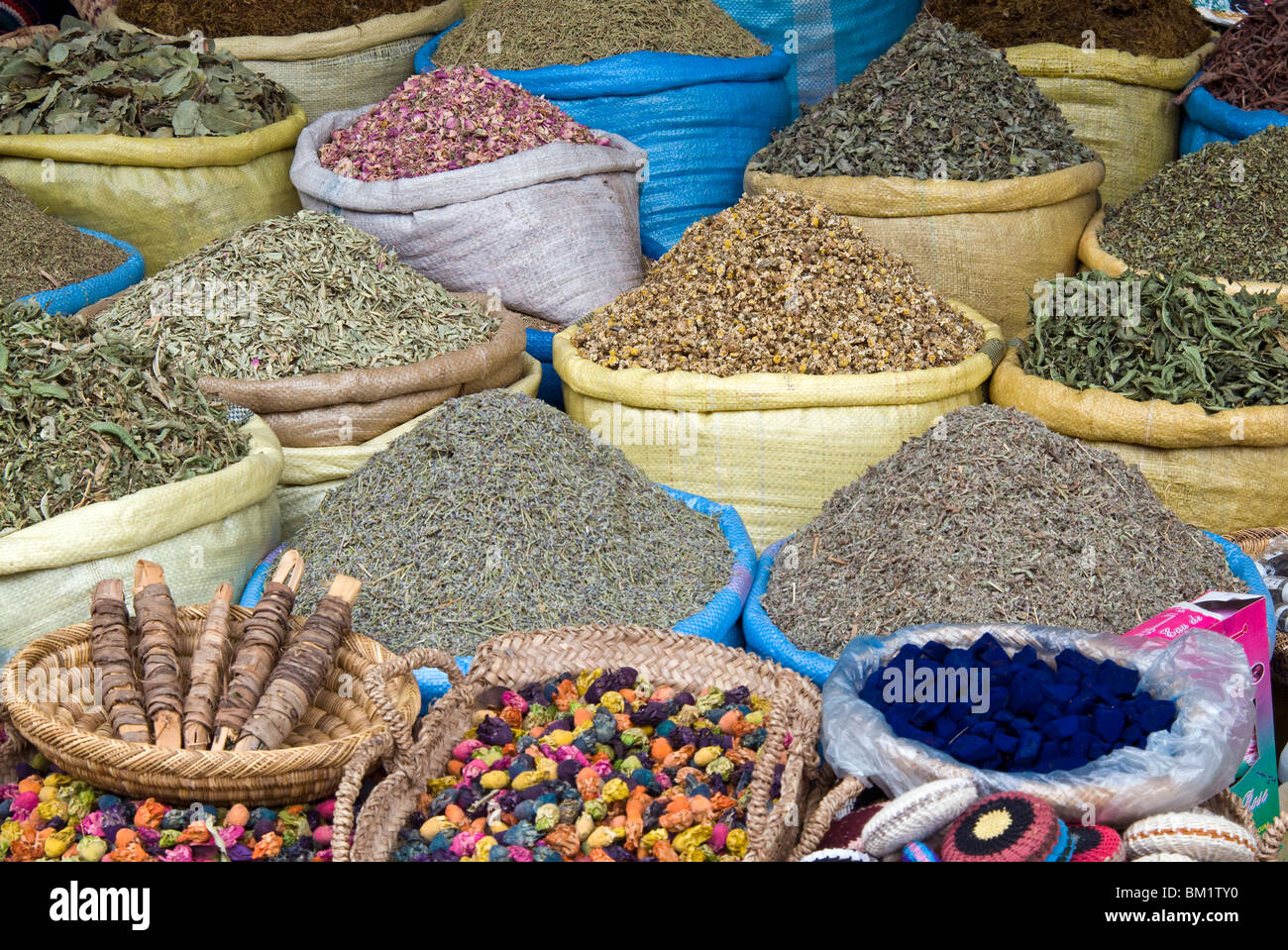 Erbe e spezie per la vendita nel souk di Marrakech (Marrakech), Marocco, Africa Settentrionale, Africa Foto Stock