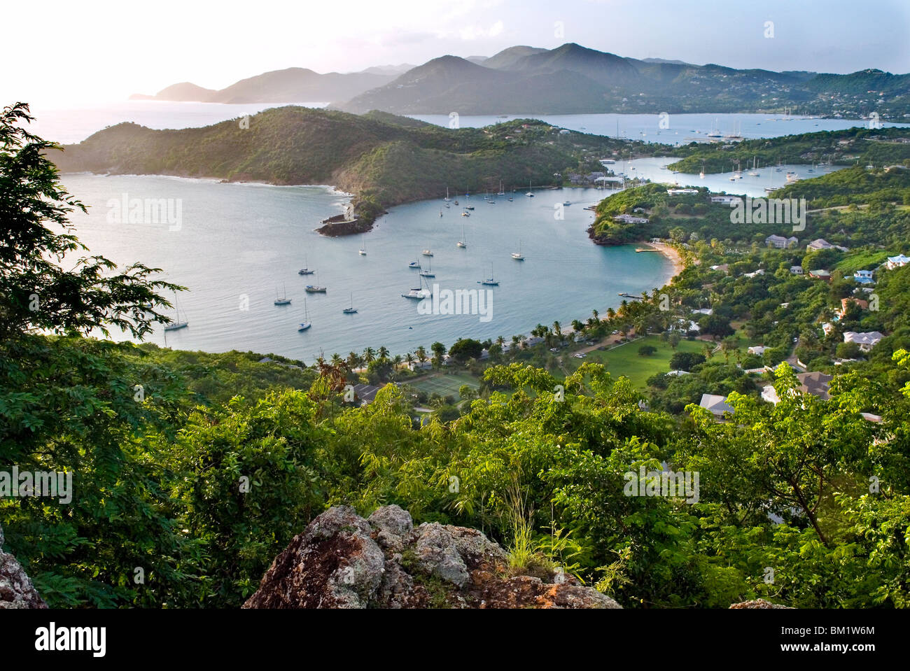 Vista di Falmouth Harbour da Shirley Heights, Antigua, Isole Sottovento, West Indies, dei Caraibi e America centrale Foto Stock