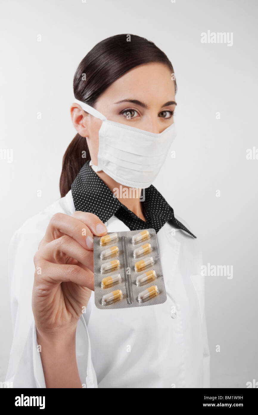 Ritratto di un medico di sesso femminile che mostra un blister di capsule Foto Stock