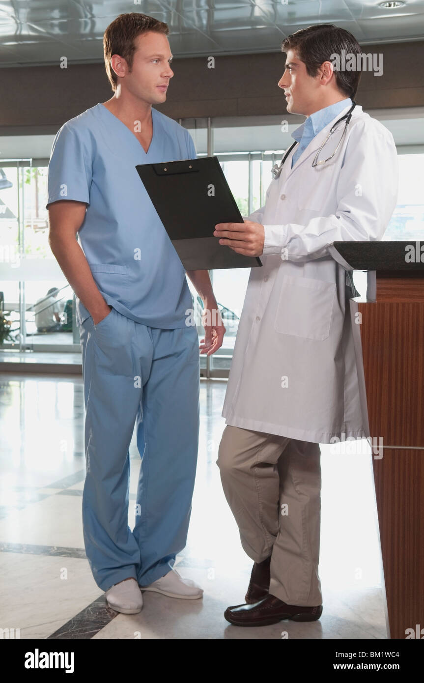 Medico per discutere con un infermiere discutere Foto Stock Medico per discutere con un infermiere discutere Foto Stock