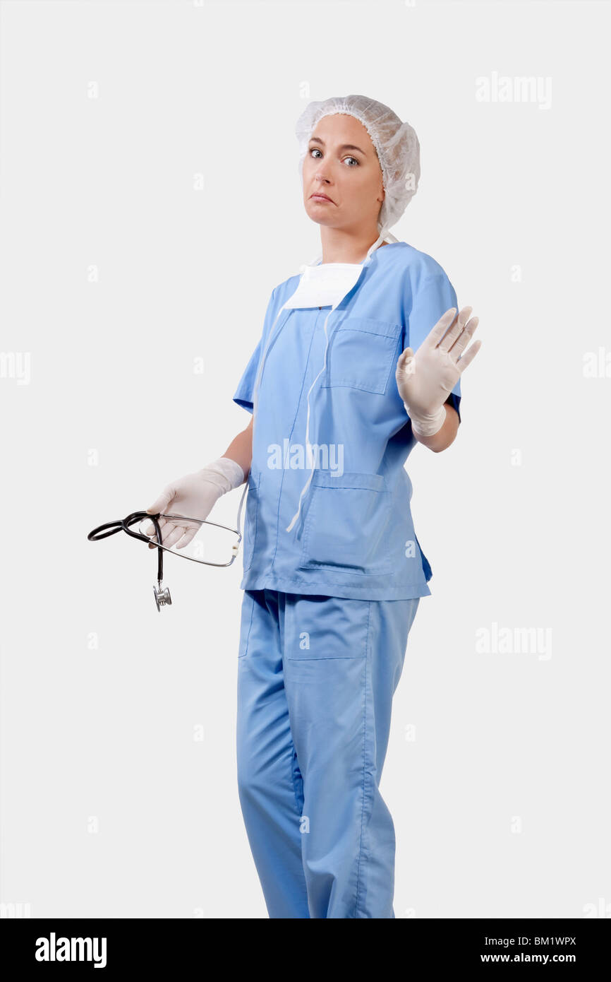 Chirurgo femmina tenendo uno stetoscopio e gesticolando Foto Stock