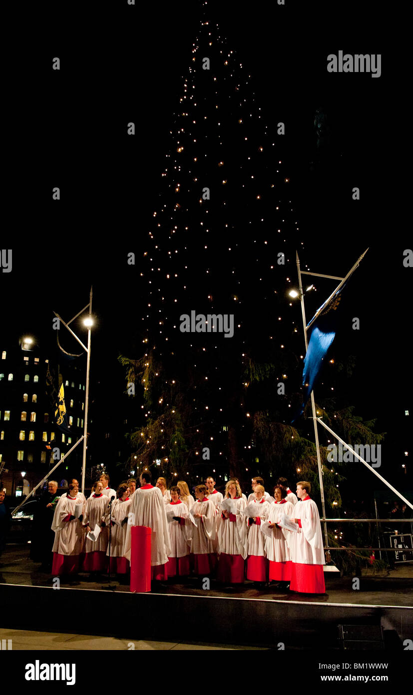 Coro cantando canti natalizi alla cerimonia di illuminazione dell'albero di Natale in Trafalgar Square Londra Foto Stock