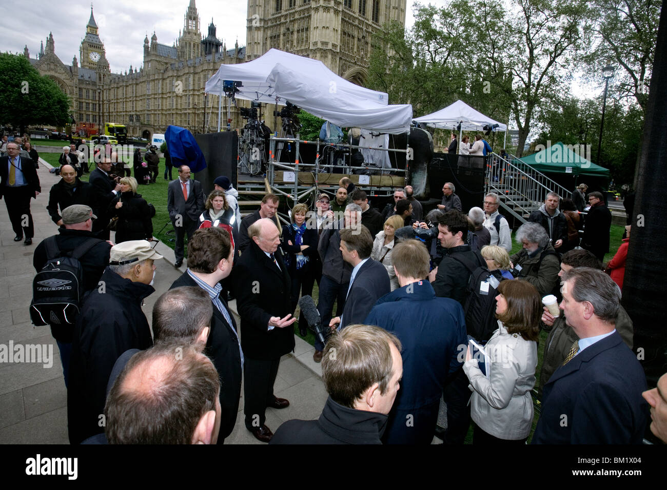 Una folla su college green Londra durante il 2010 elezioni generali Foto Stock