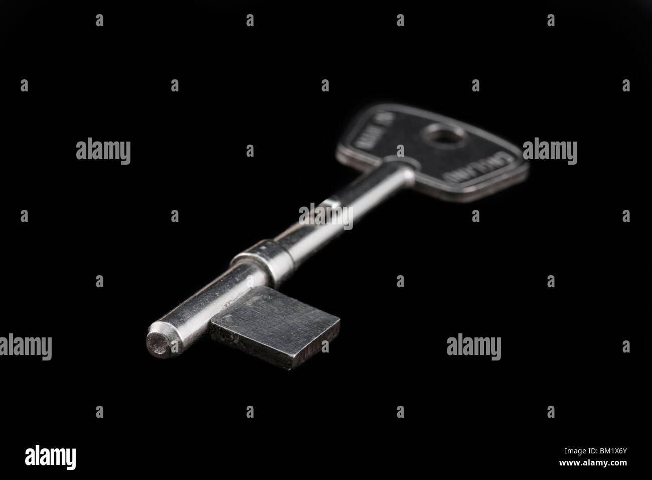 Argento grezzo di lavorazione per chiave che isolati su uno sfondo nero Foto Stock