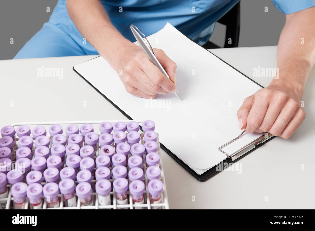 Femmina tecnico di laboratorio di preparazione di una relazione medica Foto Stock