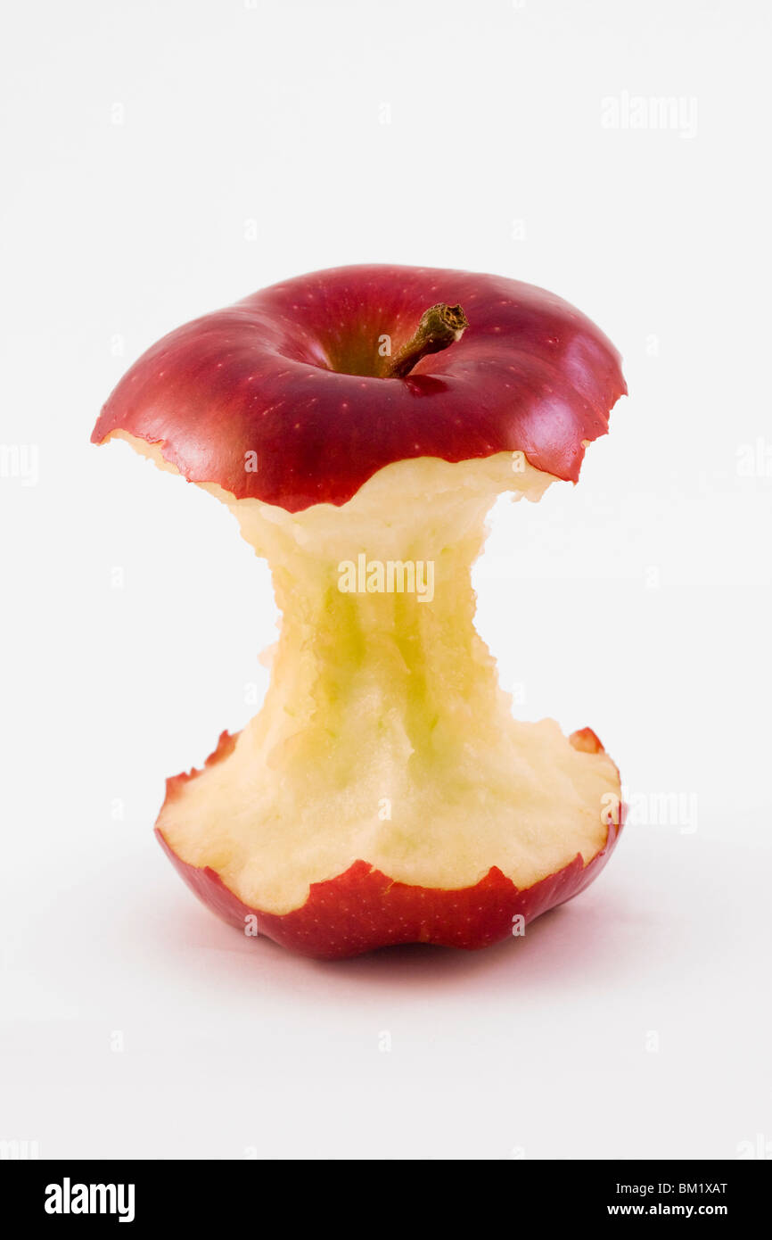 Red apple core isolati su sfondo bianco Foto Stock