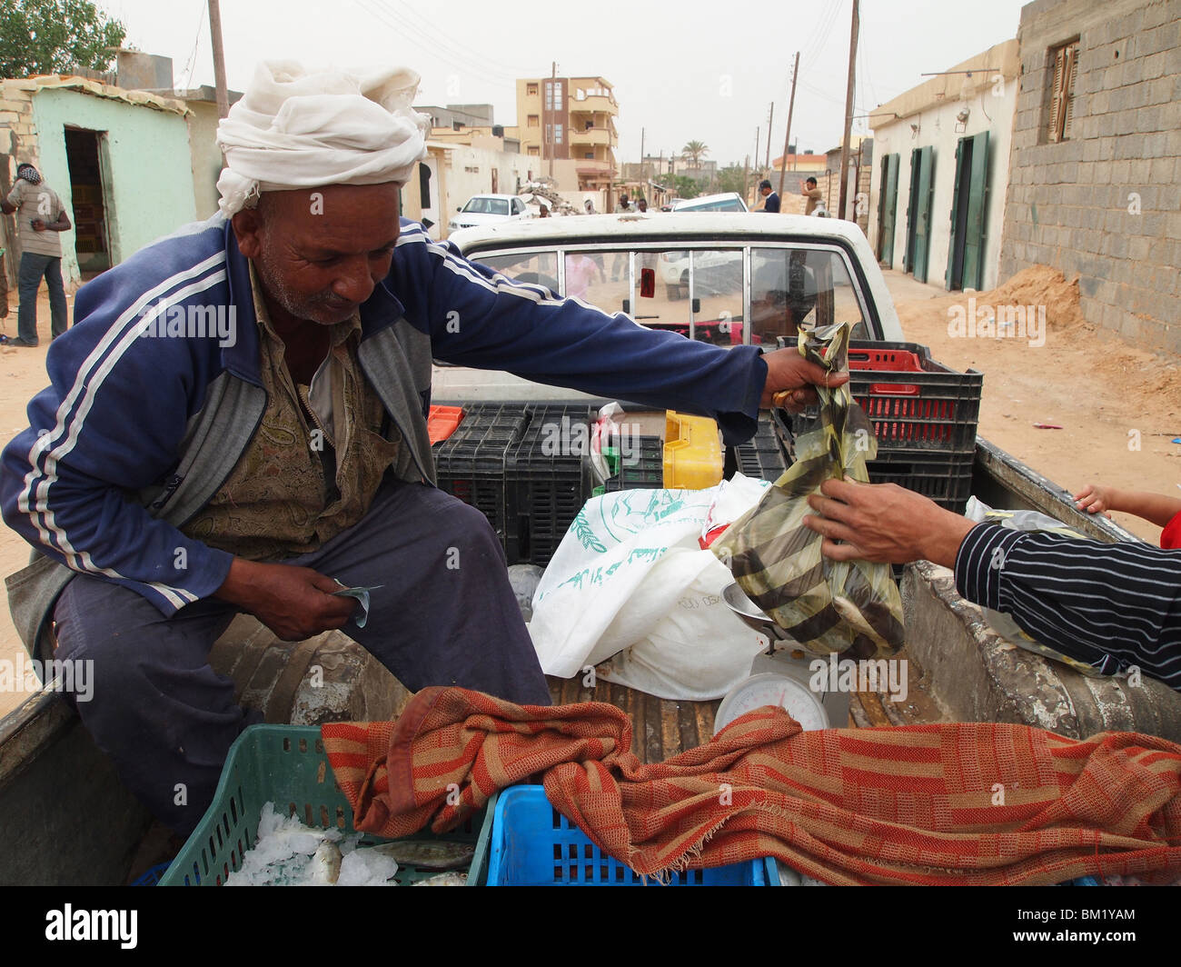 Venditori di pesce, Gargaresh Road, Tripoli, Libia Foto Stock