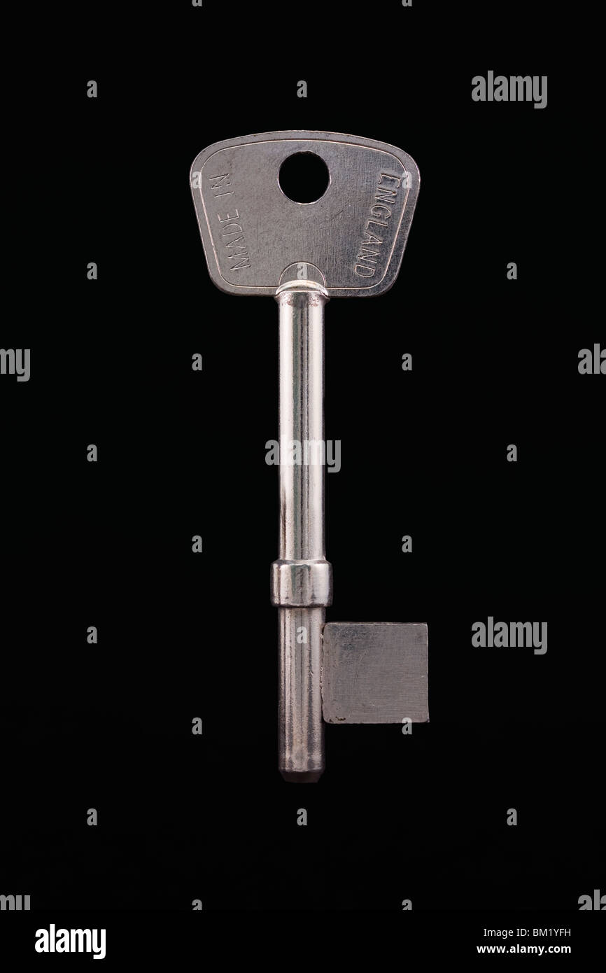 Argento grezzo di lavorazione per chiave che isolati su uno sfondo grigio Foto Stock