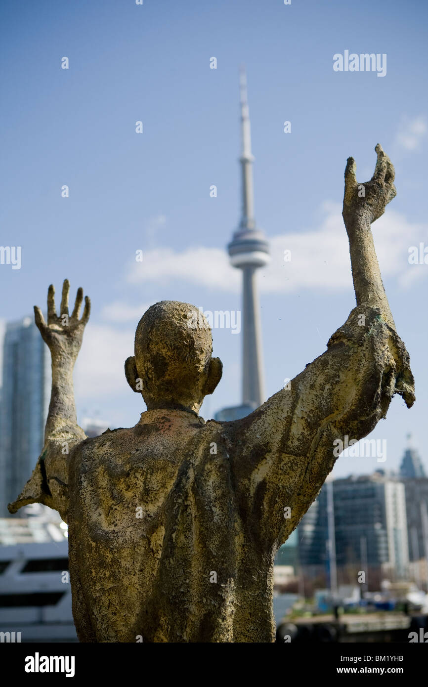 La CN Tower è visto dietro un monumento della carestia irlandese Memorial a Toronto il 22 aprile 2010. Foto Stock