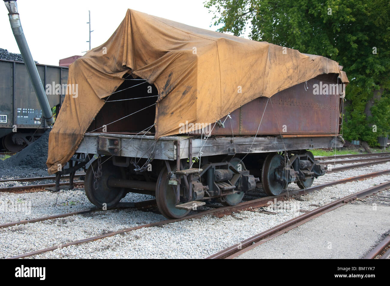 Il materiale rotabile Vagoni ferroviari con carico in acciaio Foto Stock