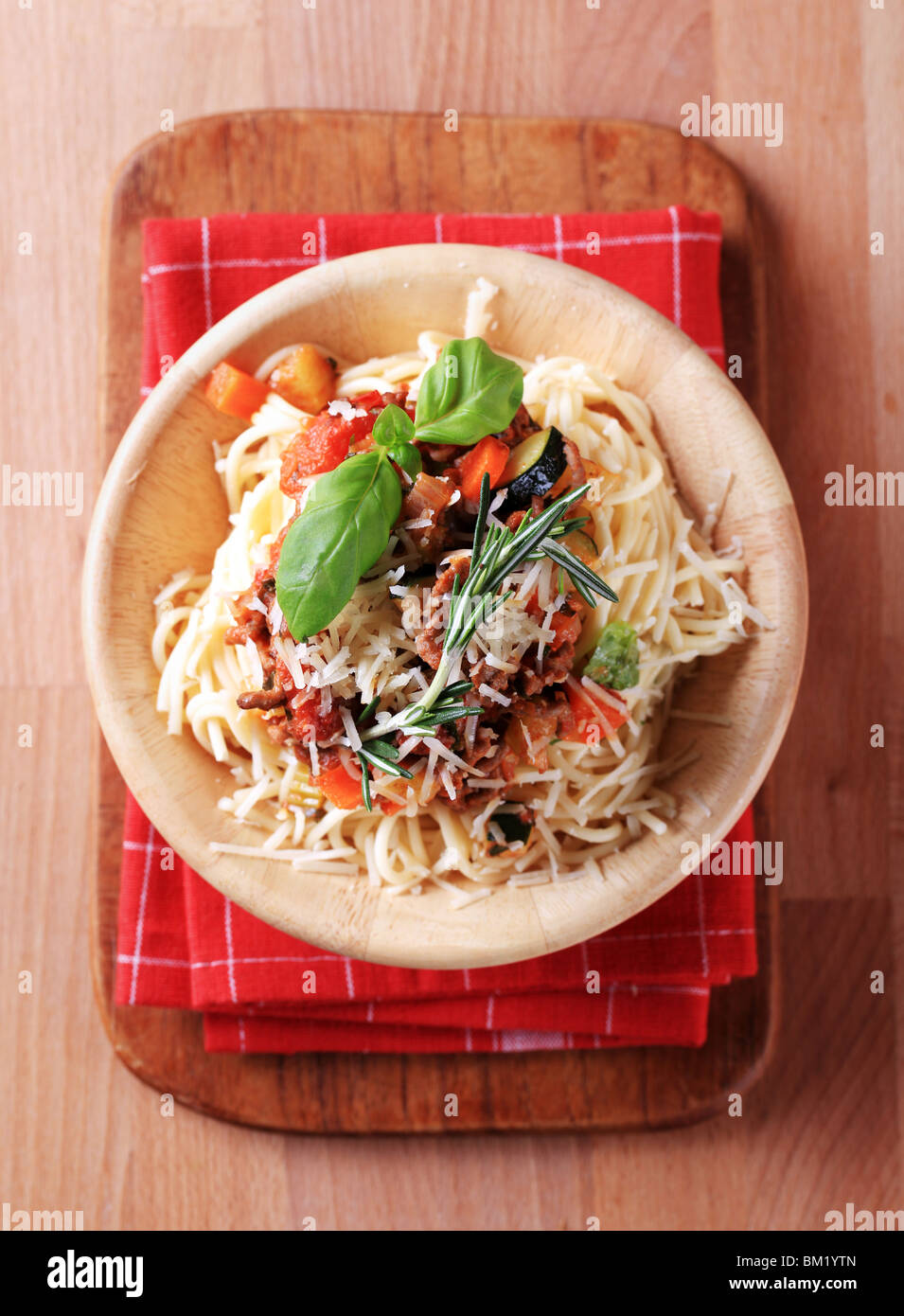 Il ragù alla bolognese su un letto di spaghetti spolverati con parmigiano Foto Stock