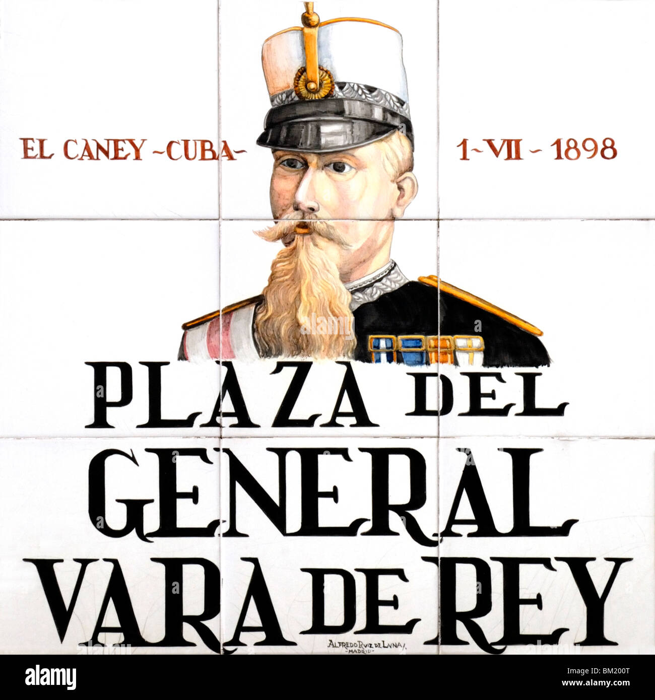 Madrid, Spagna. Cartello stradale piastrellato. Plaza del General Vara de Rey (di Alfredo Ruiz de Luna / Madrid) General Joaquín Vara de Rey y Rubio (1841-1898) Foto Stock