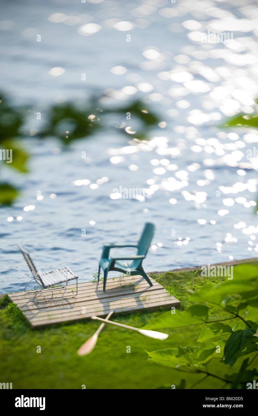 Due sedie e i remi a lago, Itaca, nello Stato di New York, Stati Uniti d'America Foto Stock