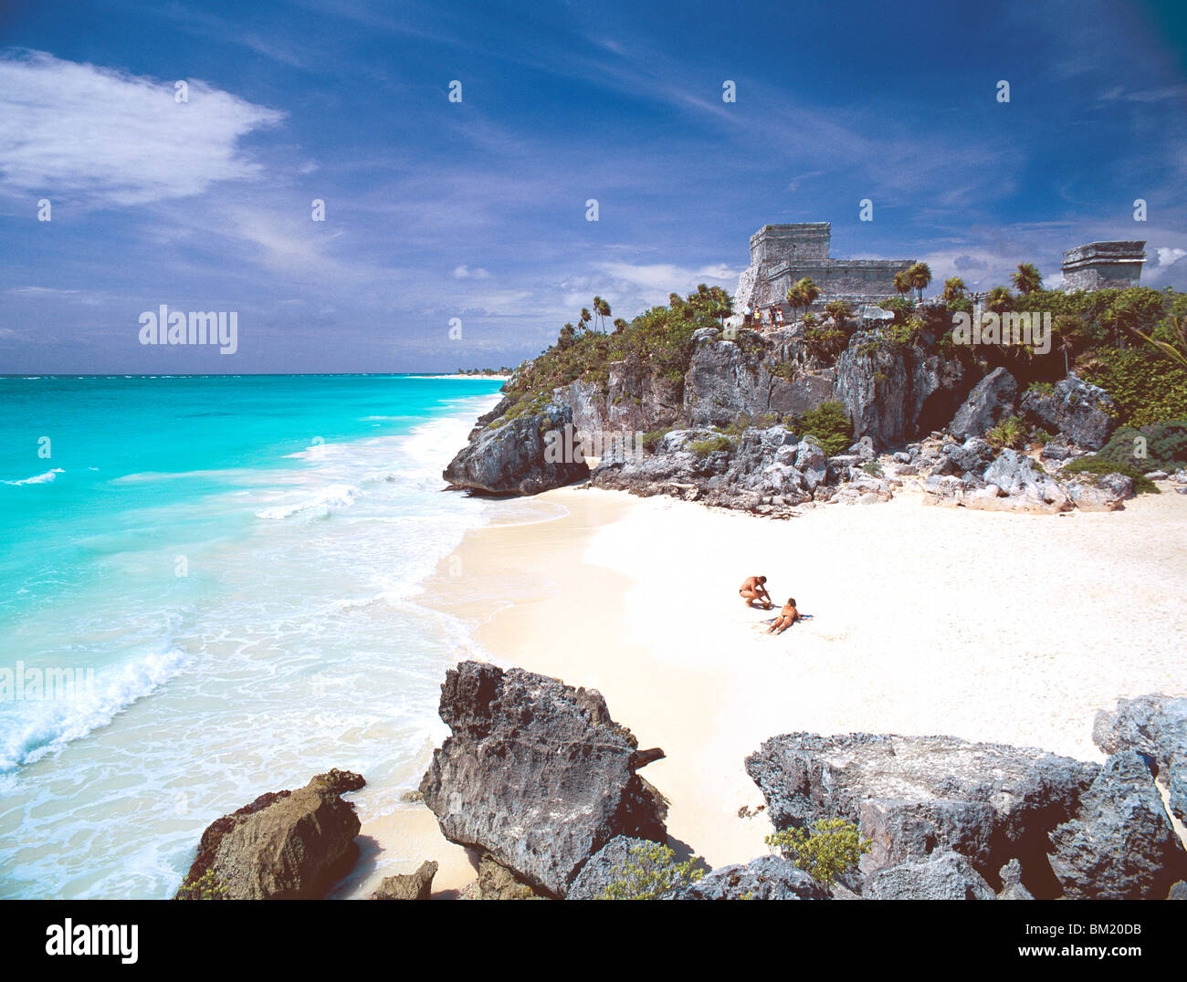 Rovine Maya che si affaccia sul Mare dei Caraibi e la spiaggia di Tulum, Quintana Roo stato, la penisola dello Yucatan, Messico, America del Nord Foto Stock