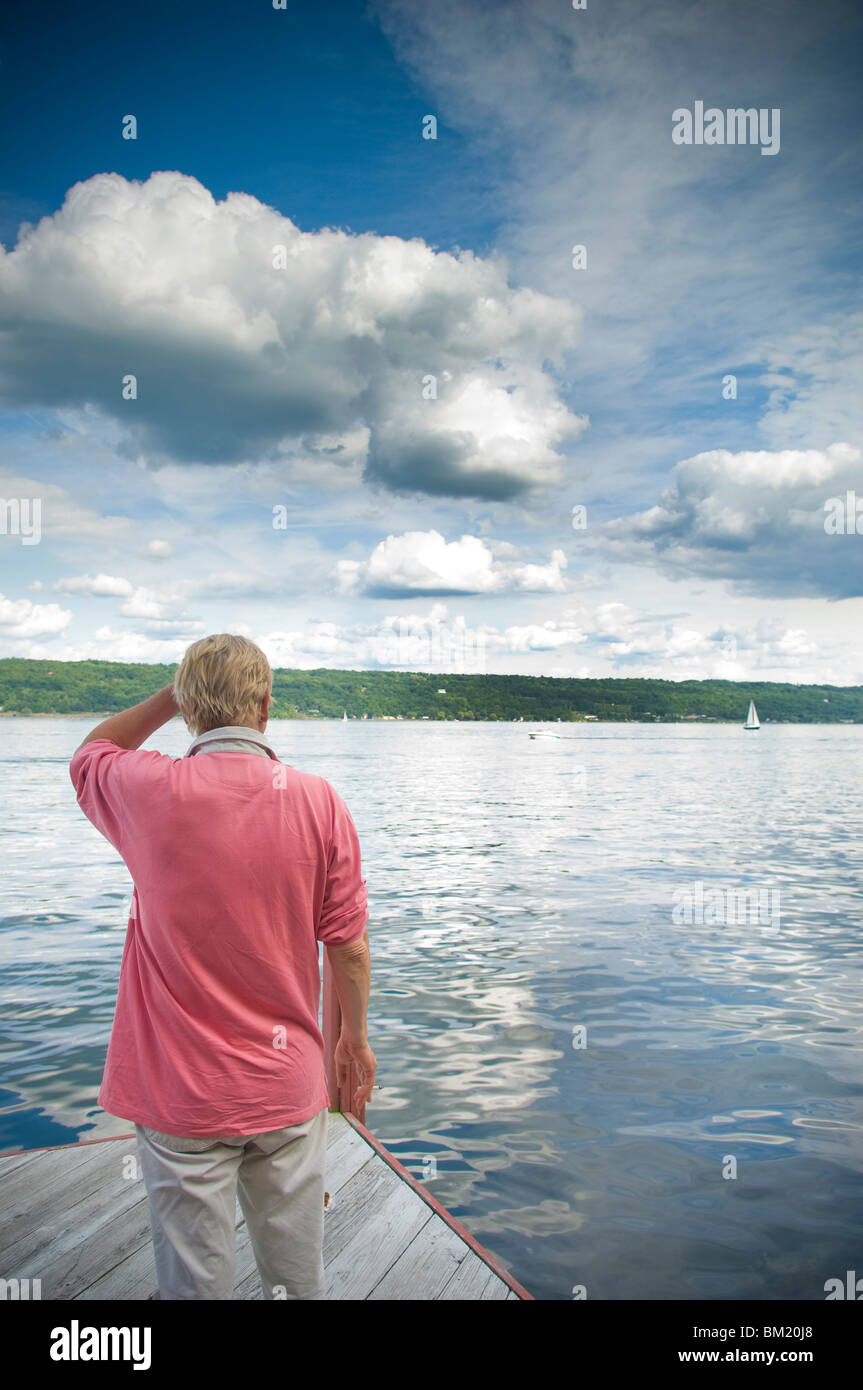 Uomo in piedi sulla riva del lago, Itaca, nello Stato di New York, Stati Uniti d'America Foto Stock