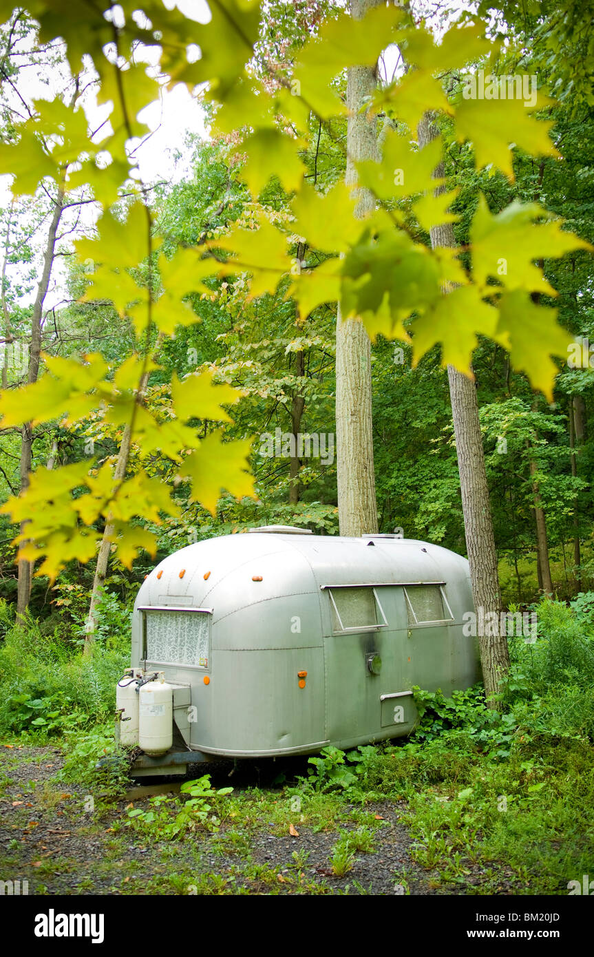 Camping rimorchio in una foresta, Itaca, nello Stato di New York, Stati Uniti d'America Foto Stock