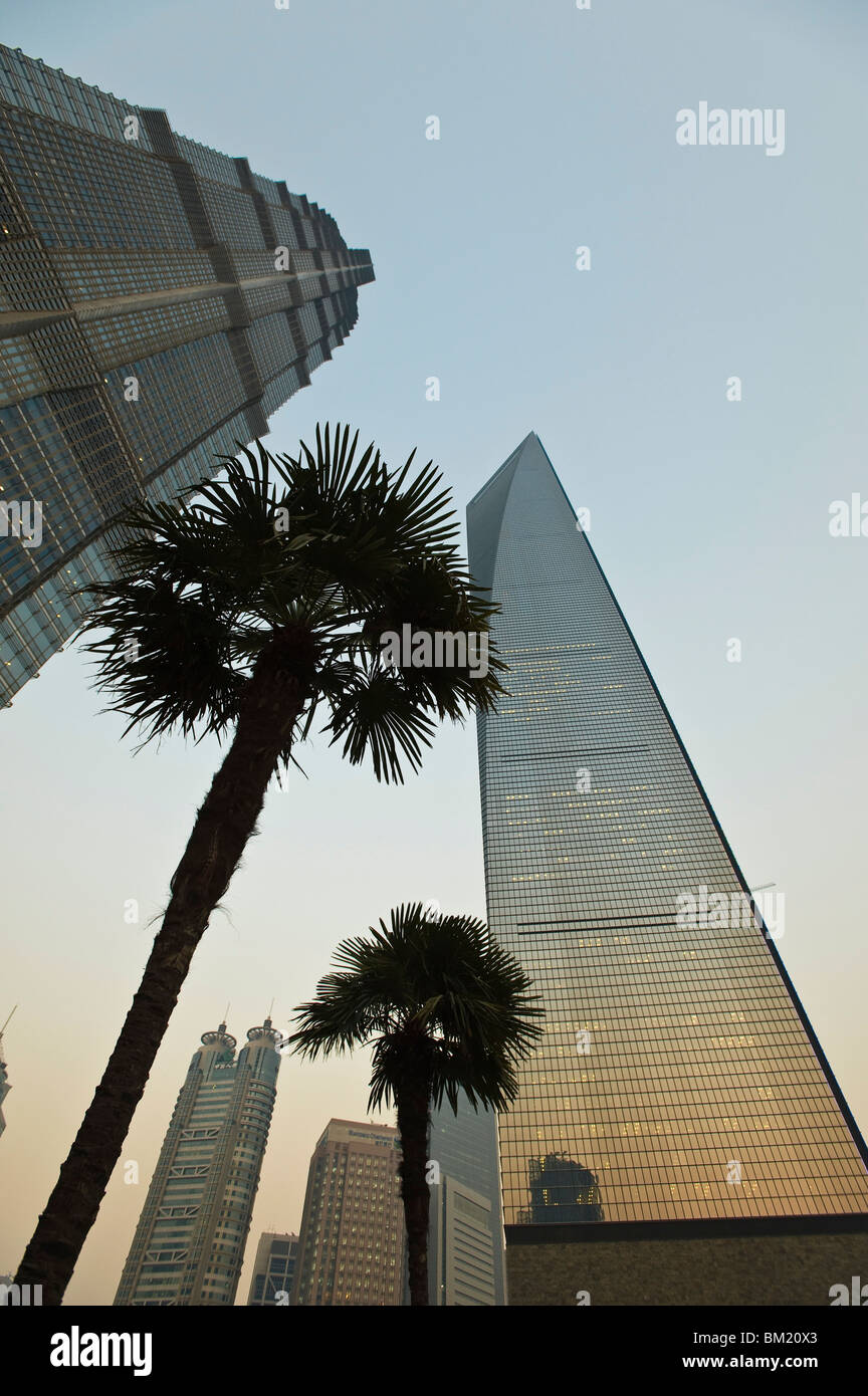 La Torre di Jin Mao sulla sinistra e il World Financial Center di Shanghai sulla destra, Shanghai, Cina Foto Stock