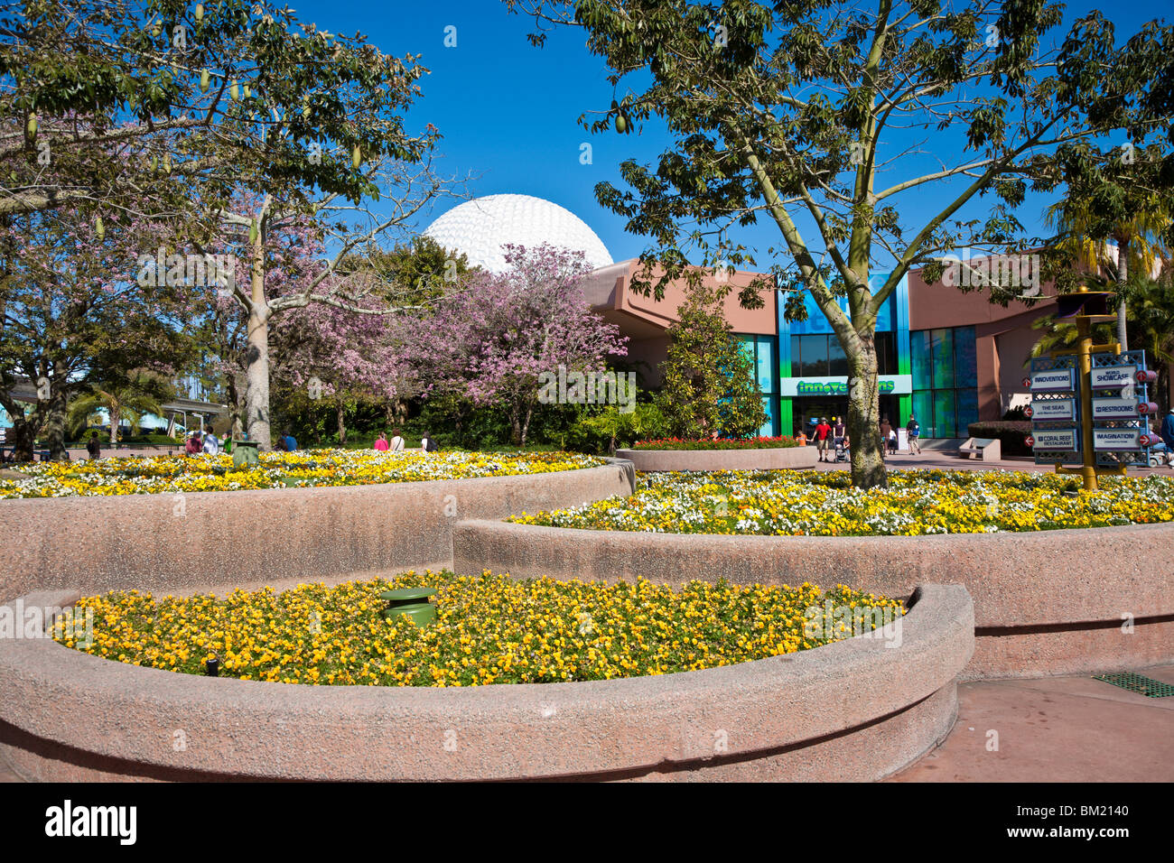 Kissimmee, FL - Jan 2009 - cupola geodetica mostra dietro tiered giardini di fiori all'interno del parco Epcot del Walt Disney World Center Foto Stock