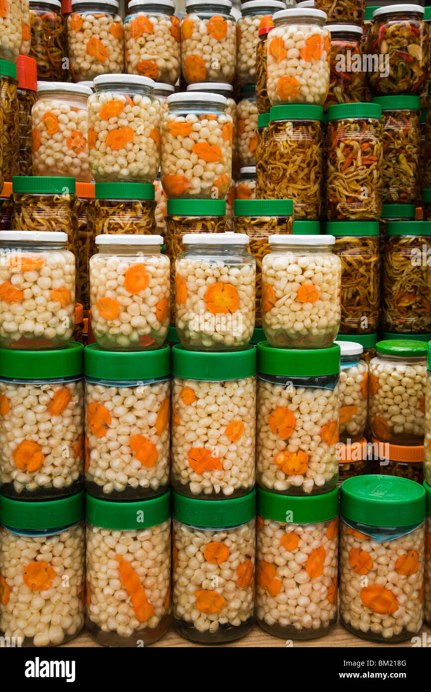Conserve di aglio e peperoncino in vasi al di fuori del Mercato di Binh Tay, su Hau Giang Street in Cholon. Foto Stock
