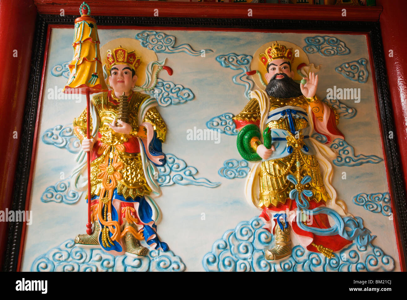 Due dei quattro re celeste che sempre guard templi buddisti, qui a Quan Am Pagoda in 12 Tao Lu Street in Cholon. Foto Stock