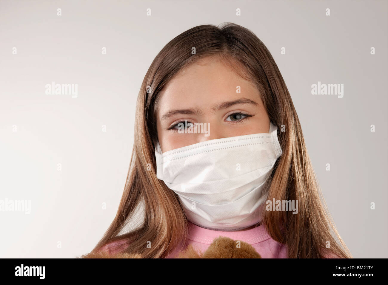 Ritratto di una ragazza che indossa una maschera di influenza Foto Stock