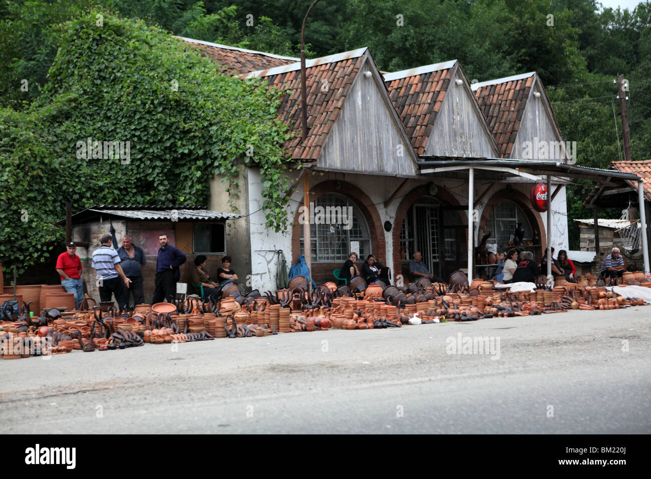 Venditori di ceramiche su strada nelle zone rurali la Georgia, l'Europa. Foto Stock