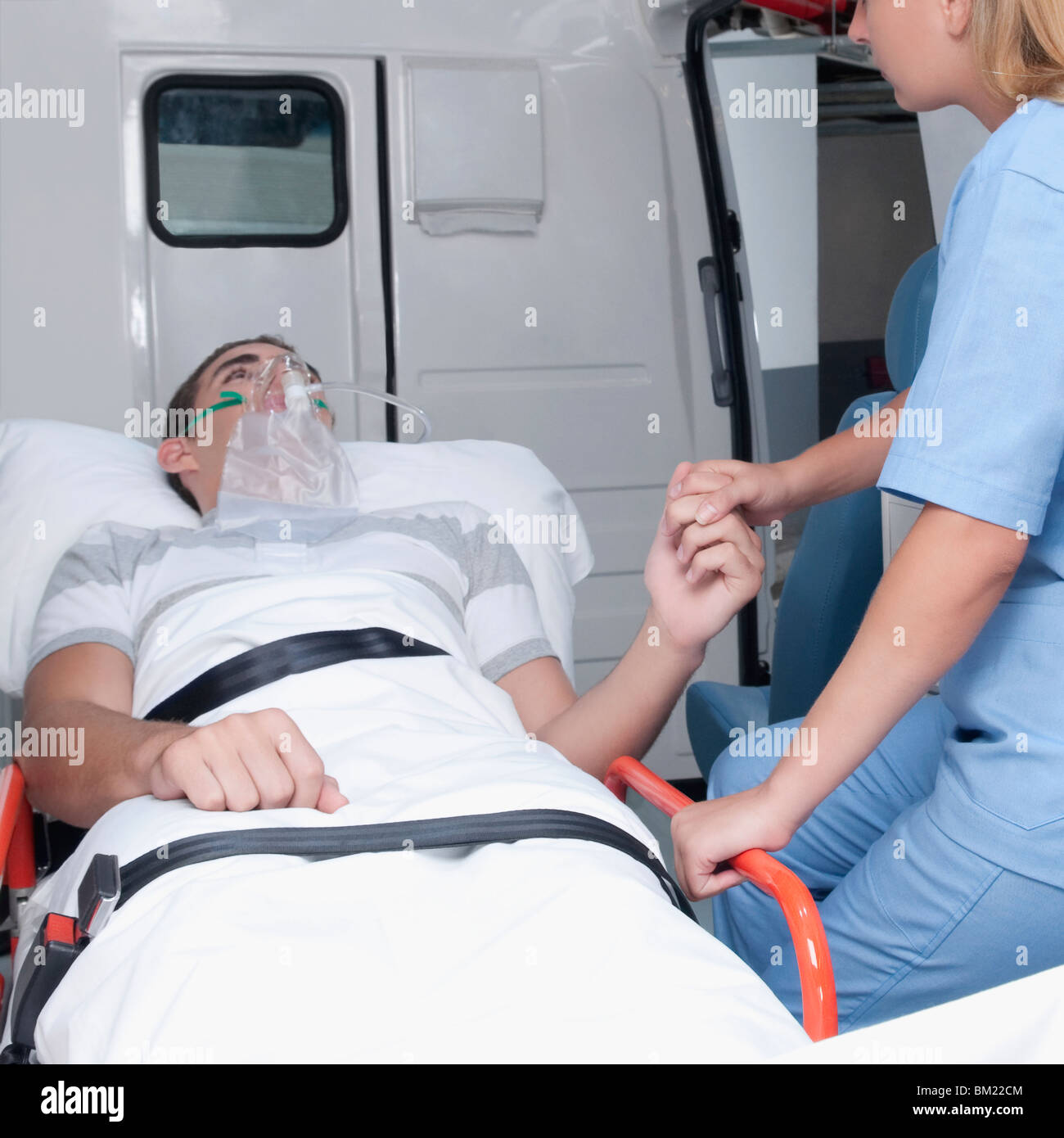 Infermiera femmina ad assistere un paziente in una ambulanza Foto Stock