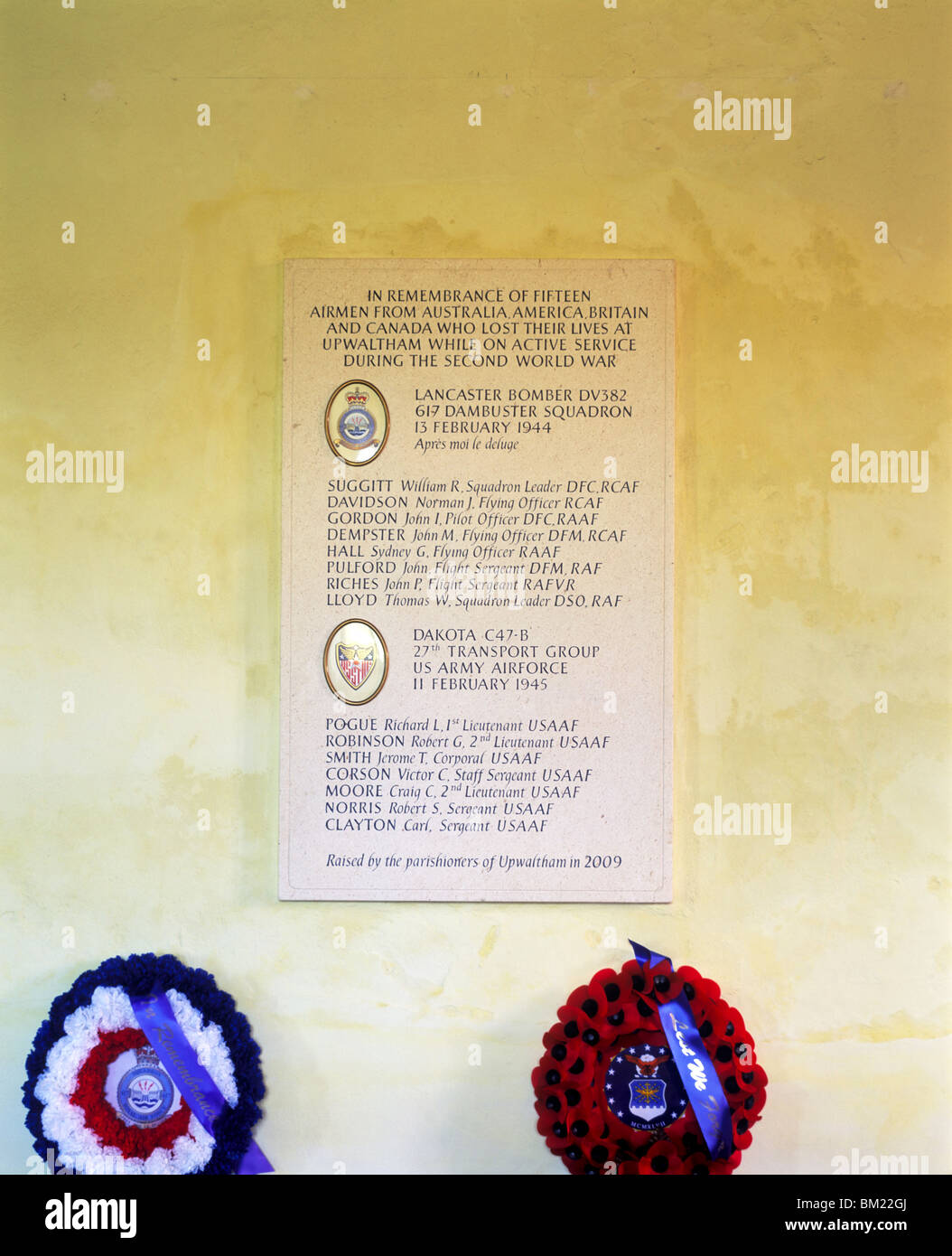 Placca in rimembranza del 15 Allied aviatori che hanno perso la vita in servizio attivo nelle vicinanze Upwaltham nella Seconda Guerra Mondiale Foto Stock