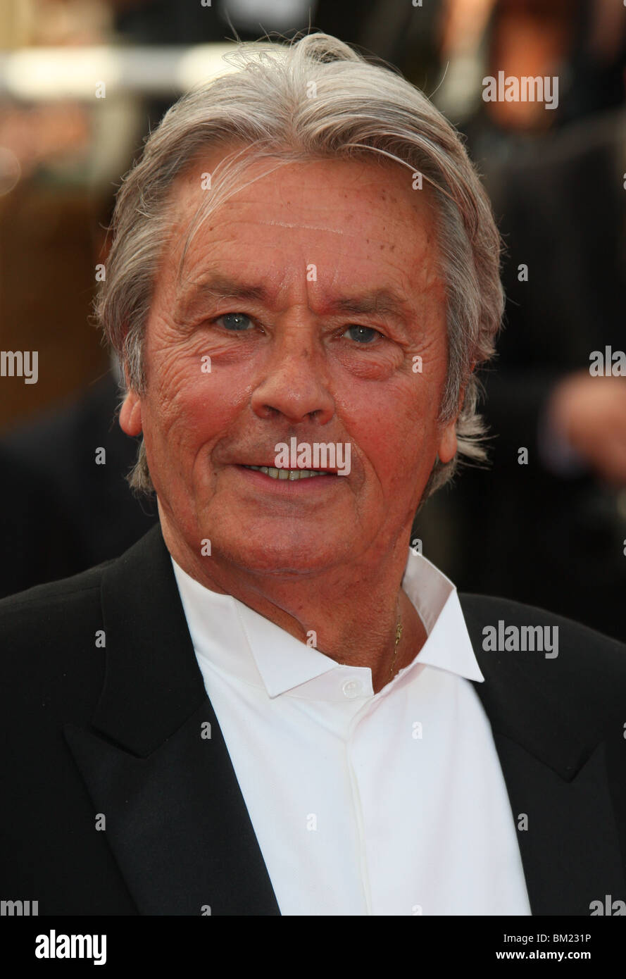 ALAIN DELON WALL STREET PREMIERE CANNES FILM FESTIVAL 2010 PALAIS DES FESTIVAL CANNES Francia 14 Maggio 2010 Foto Stock