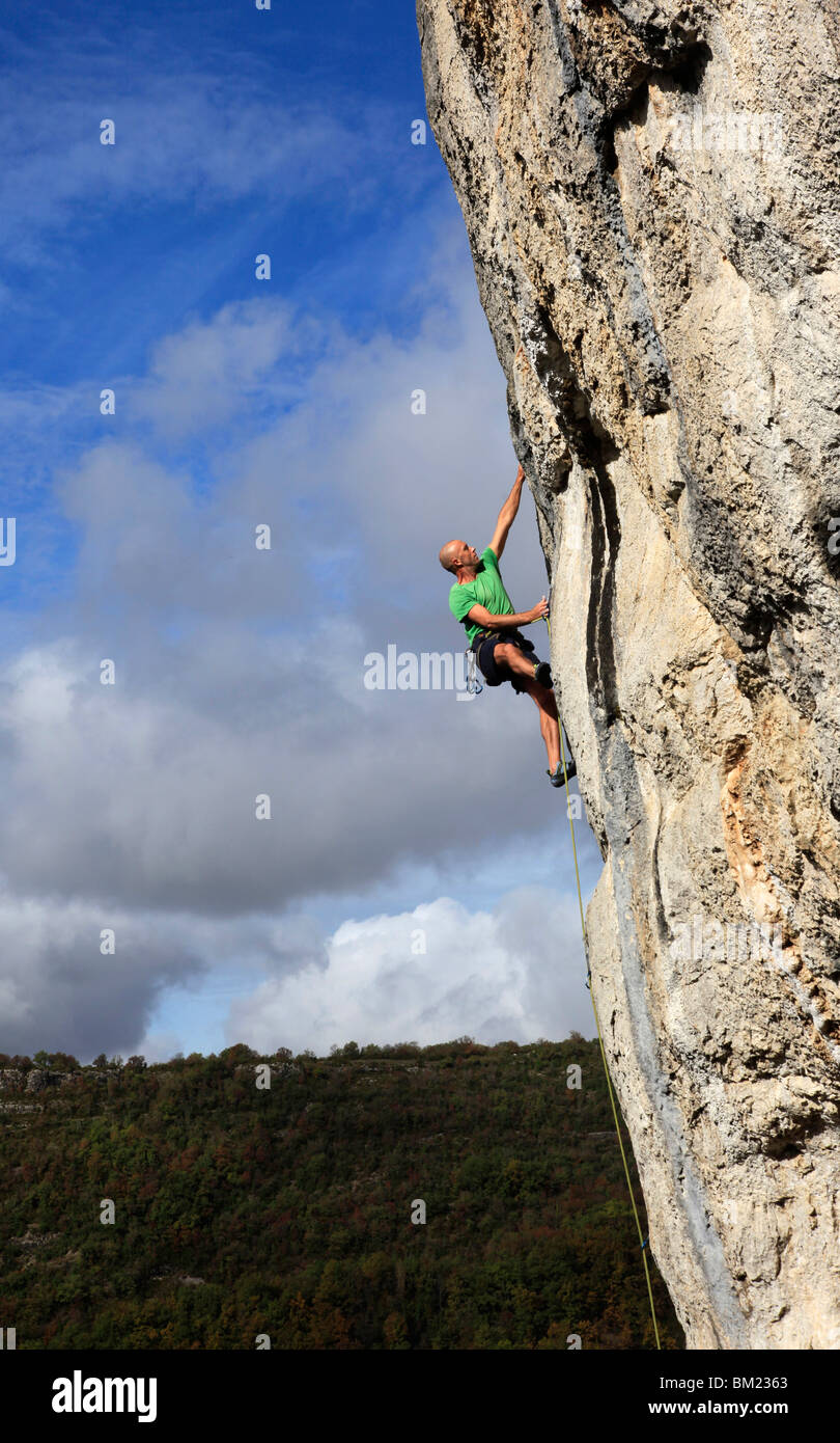 Un scalatore affronta un tema molto difficile arrampicata nella gola d'Aveyron, nei pressi di San Antonin e Gaillac, Massiccio centrale, Francia Foto Stock