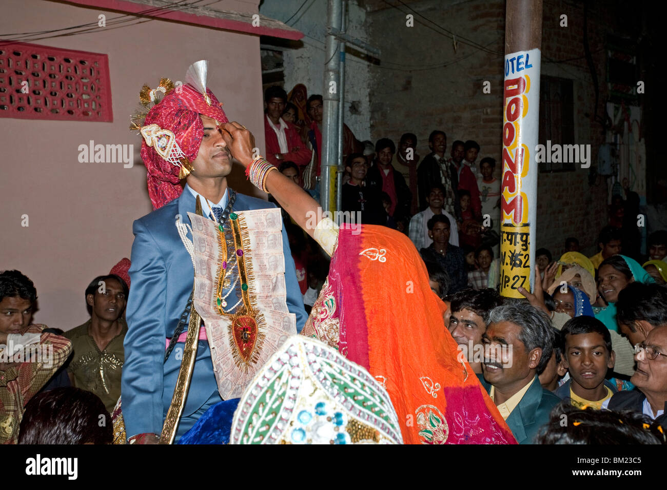 Suocera accogliere suo Figlio nella legge.(Egli arriva a cavallo) tradizionale matrimonio indiano. Pushkar. India mi Foto Stock