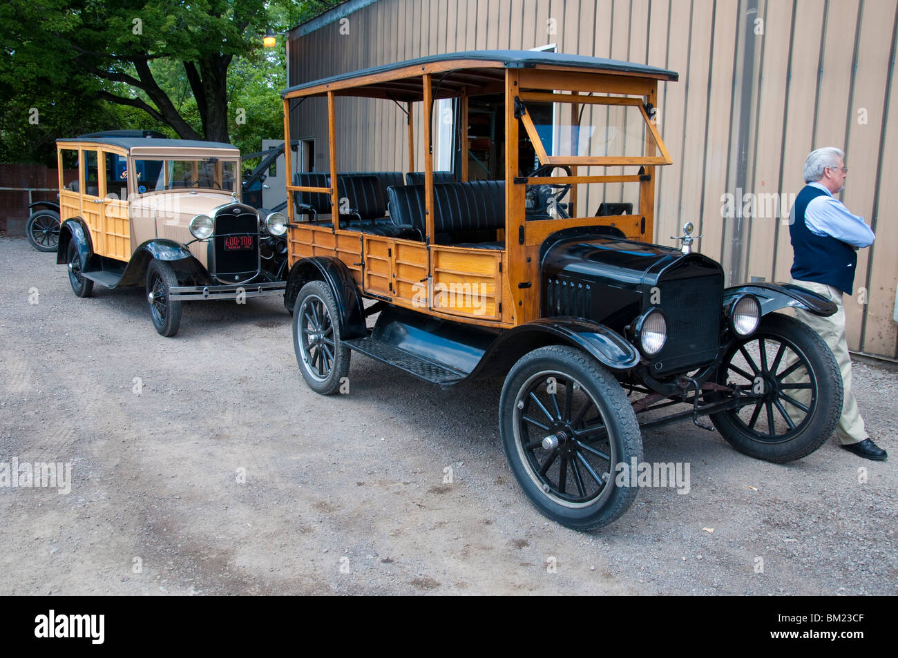 Vecchie automobili in attesa per i passeggeri a bordo Foto Stock