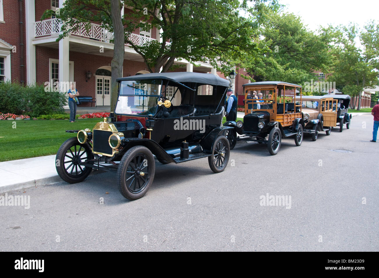 Vecchie automobili in attesa per i passeggeri a bordo Foto Stock
