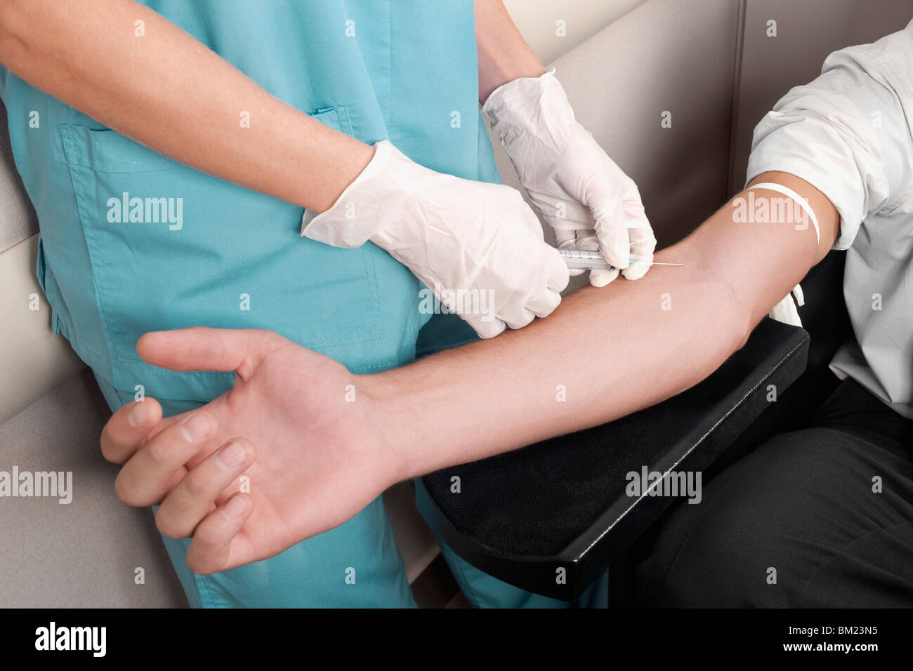 Medico tenendo campione di sangue di un paziente Foto Stock