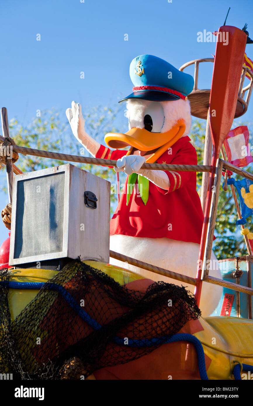 Donald Duck corse carattere galleggiante in Jammin' Jungle Parade presso il Regno degli Animali di Disney in Orlando Florida Foto Stock