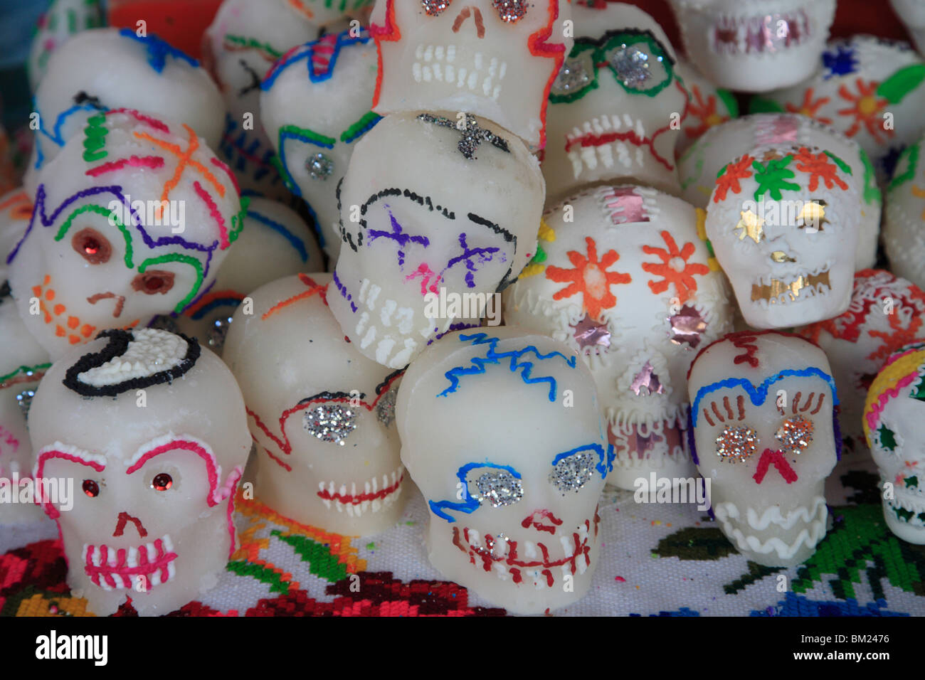 Zucchero candito teschi, il giorno dei morti, Patzcuaro Michoacan stato, Messico, America del Nord Foto Stock